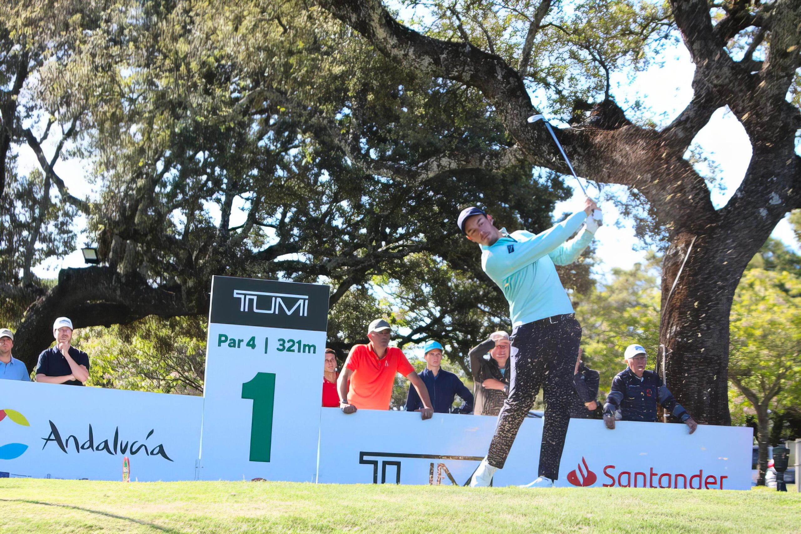 Victor Pastor en su salida por el tee del hoyo 1.
