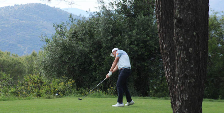 Víctor Pastor saliendo del tee del hoyo 5 entre pinos y jara en Sierra Morena.