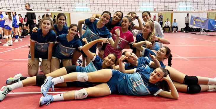 Las juveniles del equipo en una simpática pose. Foto: Academia Voleibol Córdoba