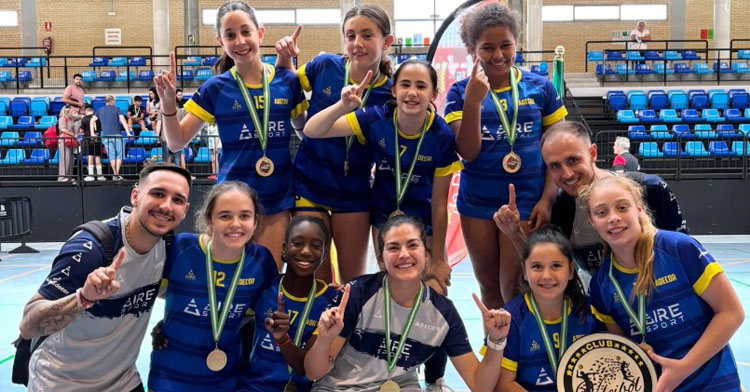 Las jugadoras del Adecor alevín tras proclamarse campeonas de Andalucía. Foto: Adecor
