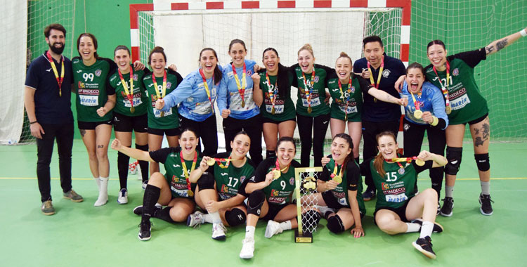 La foto de familia tras el ascenso de Adesal. Foto: Laclasi.es