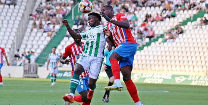 Adilson peleando una pelota por alto con un defensor del Algeciras. Foto: CCF