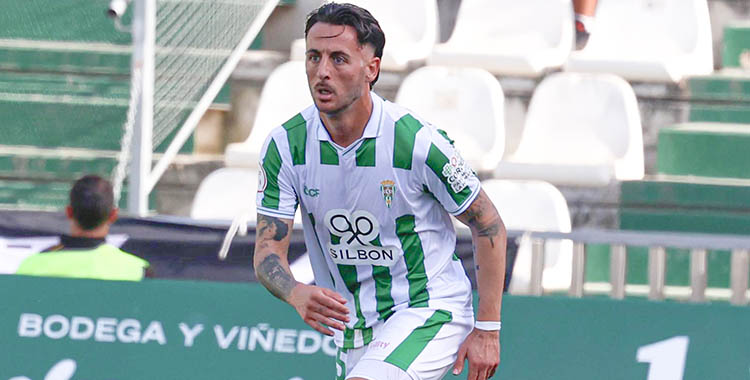 Adri Castellano en su debut en El Arcángel ante el Algeciras.