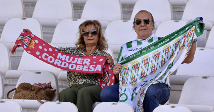 Aficionados del Córdoba luciendo sus colores ante el Algeciras. Foto: CCF