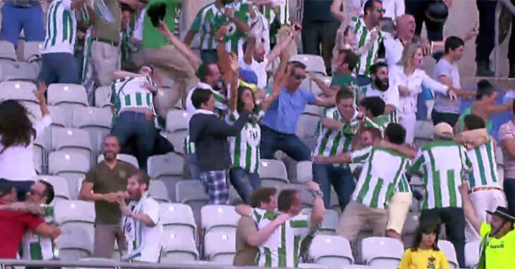 Aficionados del Córdoba celebrando el ascenso en Las Palmas.