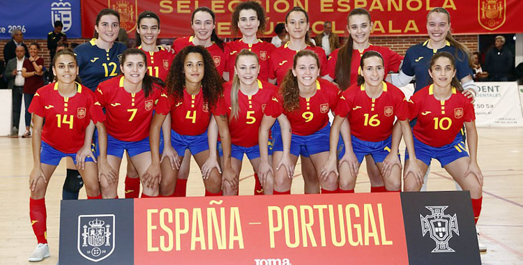 África Lozano, con el dorsal 11, en la foto de grupo del partido de su debut con España sub21. Foto: RFEF