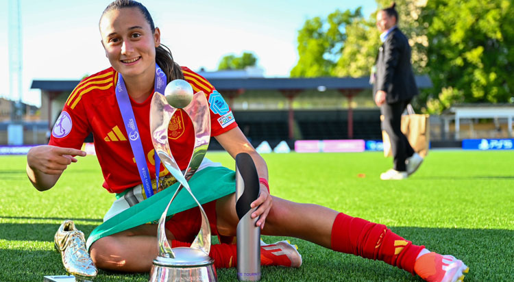 Alba Cerrato posando con todos sus trofeos tras la Euro sub17. Foto: Sevilla FC