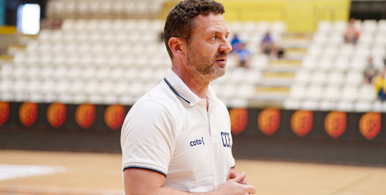 Alfredo Gálvez antes de uno de los partidos en Llíria. Foto: FEB