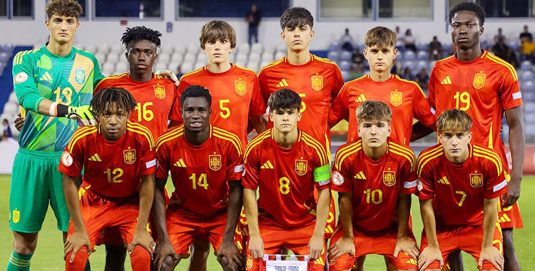 Cuenca, tercero en la fila de arriba, en el once inicial de España ante Francia. Foto: UEFA