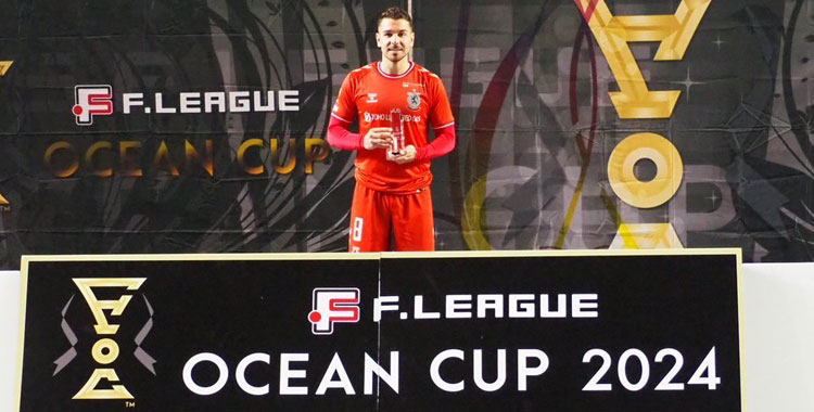 Andresito posando con una de las distinciones que obtuvo en la Ocean Cup