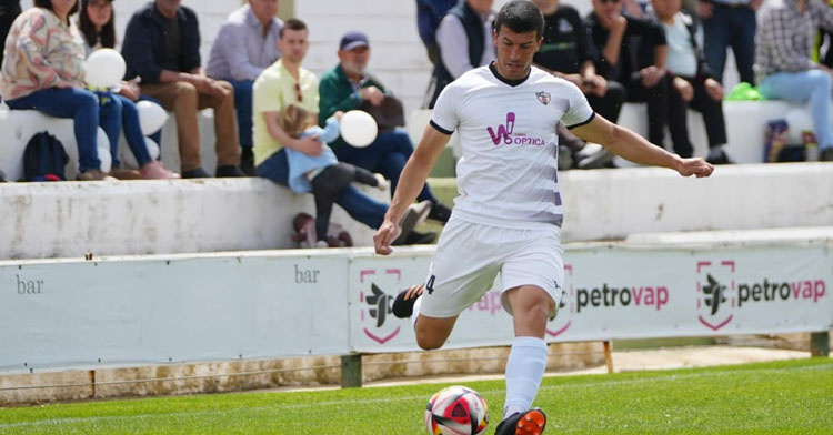 Ángel García armando la pierna para golpear el balón. Foto: CD Pozoblanco