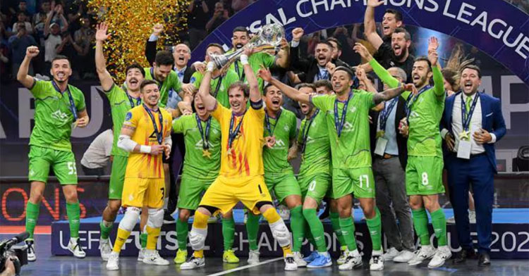 Carlos Barrón levantando el trofeo de Champions. Foto: UEFA Futsal