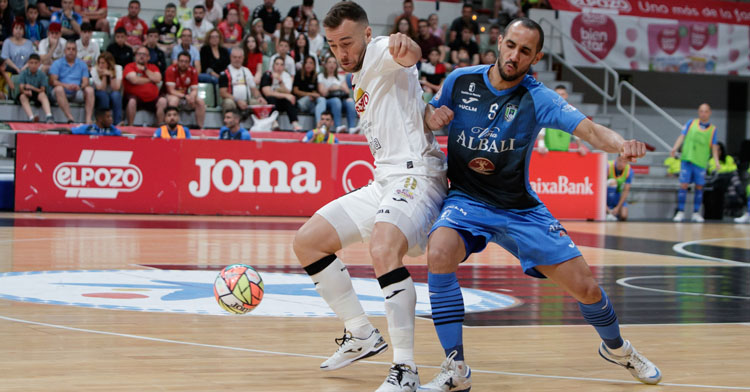 Boyis pugnando por el balón ante ElPozo Murcia. Foto: Pascu Méndez / Viña Albali