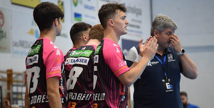 El joven Cabello dando ánimos a sus compañeros con un Paco Bustos contrariado tras la derrota ante el Fraikin Granollers.