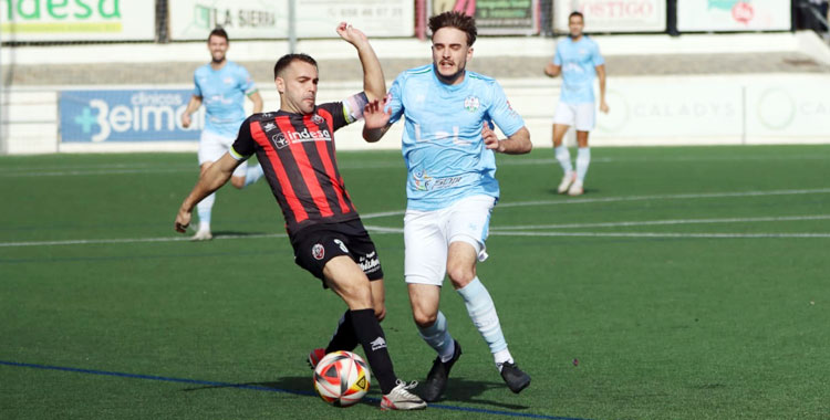 Un momento del choque de ida entre Cabecense y el cuadro celeste. Foto: Antonio Quintero / Ciudad de Lucena