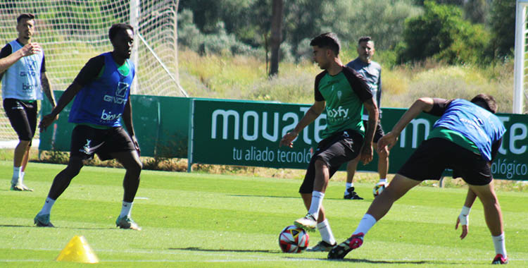 Calderón pisa el balón ante Diarra, con Iván Ania al fondo.