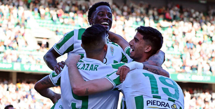 Calderón celebrando su gol con Adilson, Kuki Zalazar y Toril.