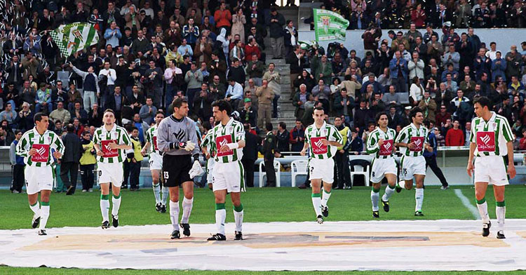 Salto al campo del Córdoba en El Arcángel en 2003 con camisetas de Umbro. Foto: Larrea