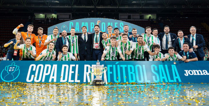 Los jugadores béticos con su trofeo. Foto: Real Betis Futsal