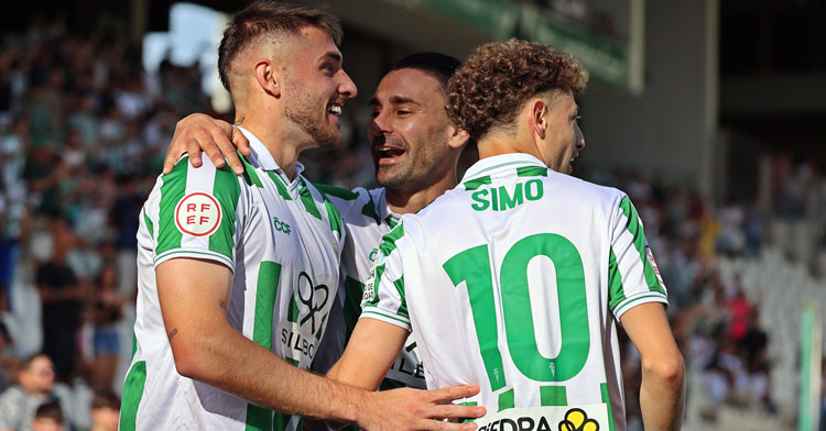 Casas celebrando con Kike Márquez y Simo su gol ante el Algeciras. Foto: CCF