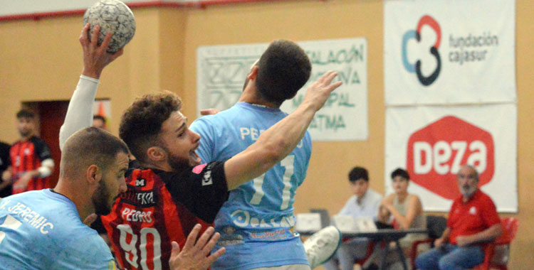 Pedro Castro intentando penetrar en el duro 6:0 del Ibiza. Foto: CBM