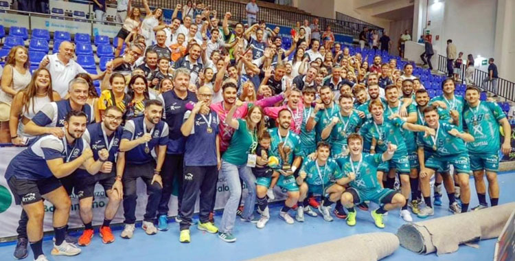 La expedición pontana celebrando la salvación con su afición. Foto: Ángel Ximénez Puente Genil