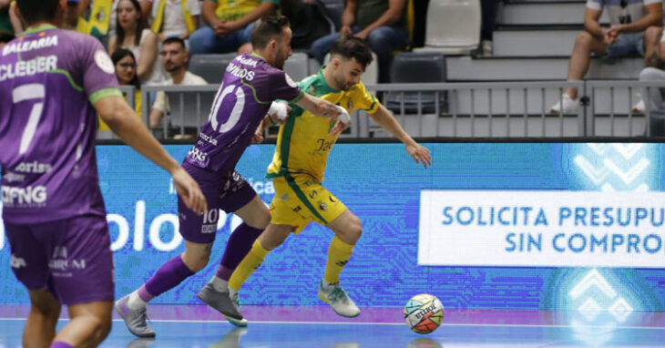 César Velasco tratando de superar a un jugador del Palma Futsal. Foto: Jaén Paraíso Interior