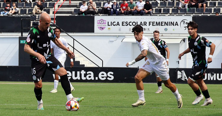 Javi Hervás conduciendo el balón ante el Ceuta B. Foto: Pepe Segura / Cedida por el Ciudad de Lucena