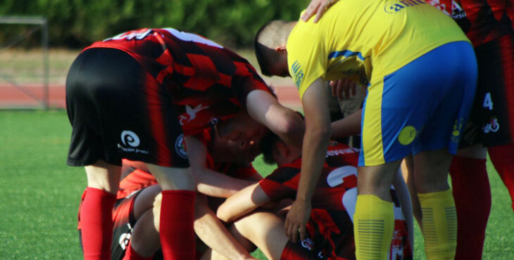 Un jugador del Atlético Palma del Río y un compañero consuelan a un futbolista del Egabrense tras la eliminación. Foto: Hélity CD Egabrense