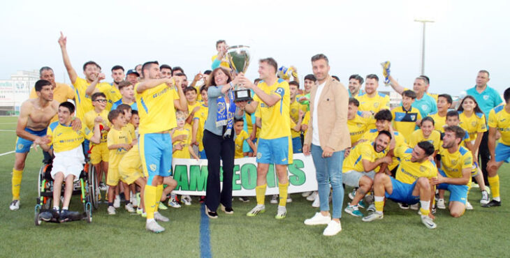 La entrega de la Copa de campeón de la Primera Andaluza al Palma del Río. Foto: RFAF