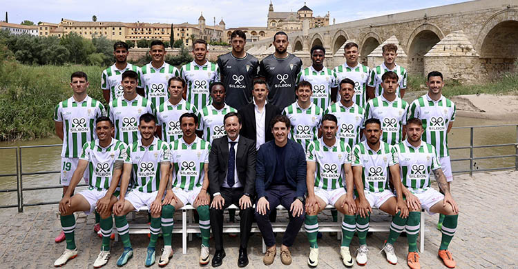 La foto de familia final del Córdoba CF 2023-24, sin Gudelj, con la Mezquita-Catedral al fondo y el Puente Romano.