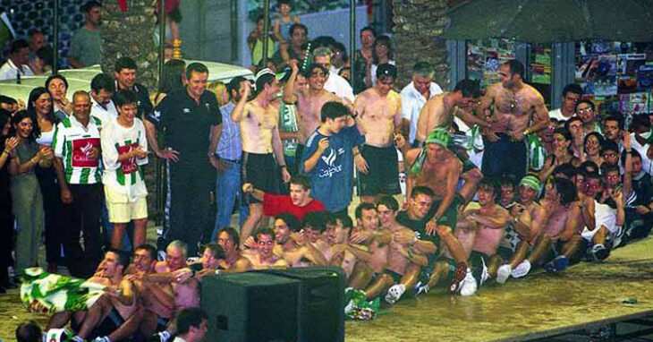 La plantilla del Córdoba celebrando el ascenso en 1999. Foto: Larrea