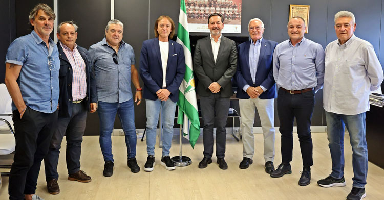 Fernández Monterrubio reunido con la directiva de Futvecor. Foto: CCF