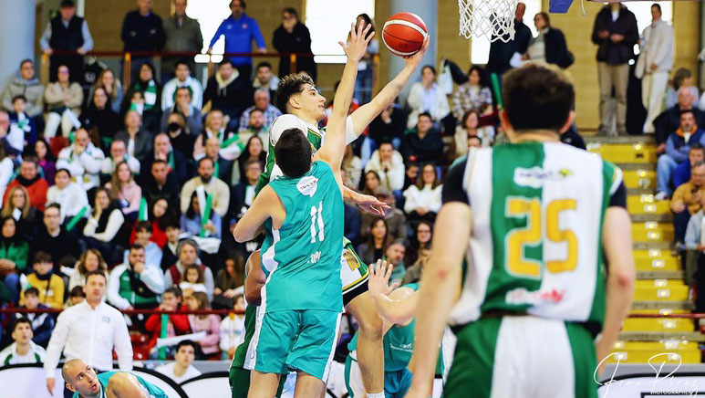 Un lance del derbi entre Coto Córdoba Club de Baloncesto y UCB Camper Eurogaza celebrado en Vista Alegre. Foto: Fran Pérez / cordobacb.es