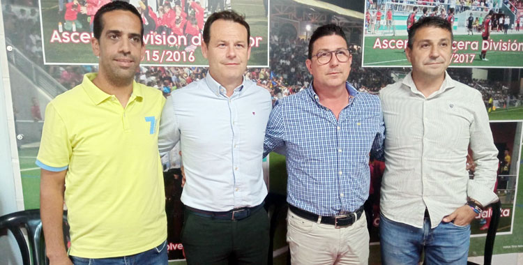 Juanmi Puentenueva junto a sus colaboradores y el presidente, Francis Cabeza. Foto: Salerm Puente Genil