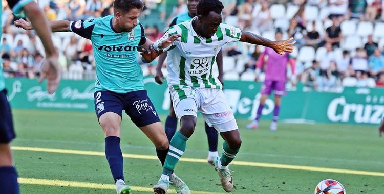 Diarra peleando una pelota con un jugador del Atlético Sanluqueño. Foto: CCF