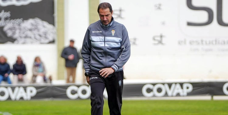 Diego Caro en su área técnica con gesto serio. Foto: CD Pozoblanco