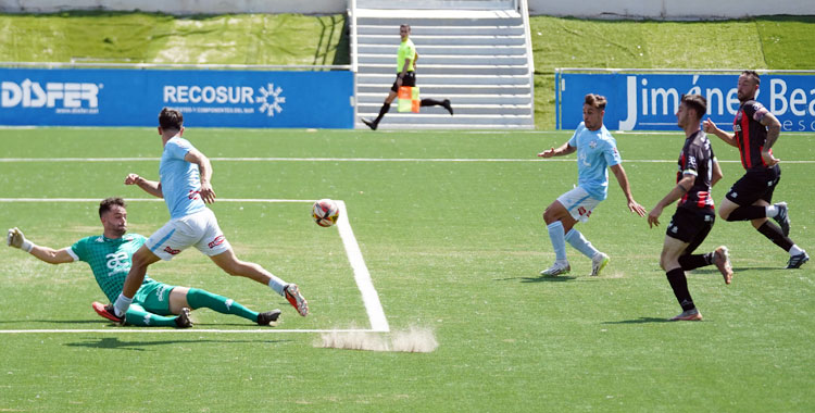Diego Díaz se apresta a anotar a pase de Juan Andrés el primer gol celeste frente al Cabecense en el último partido de liga. Foto: Antonio Dávila / Ciudad de Lucena