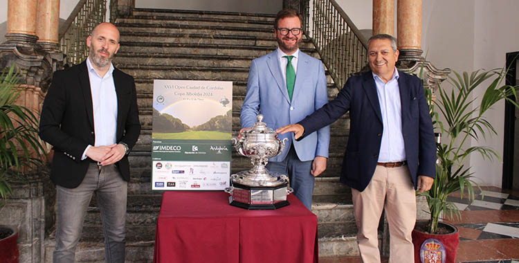 Eduardo Lucena y Antonio Martín posando junto a la Copa Albolafia mostrada por Nacho Arredondo, presidente del Real Club de Campo de Córdoba en la previa de la celebración del XXVII Open de Córdoba.