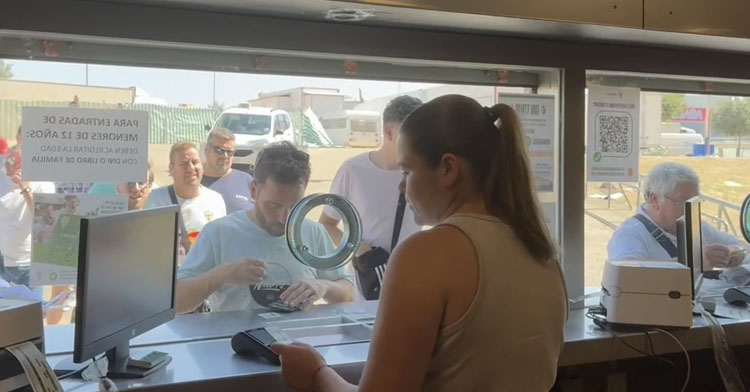 Aficionados comprando entradas en las taquillas de El Arcángel. Foto: CCF