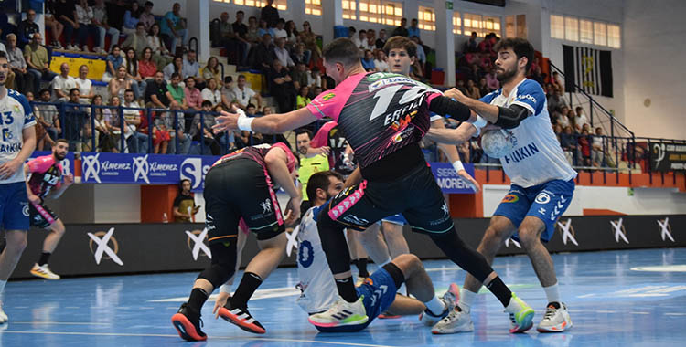 Erekle agarrado ppor un jugador del Fraikin Granollers.