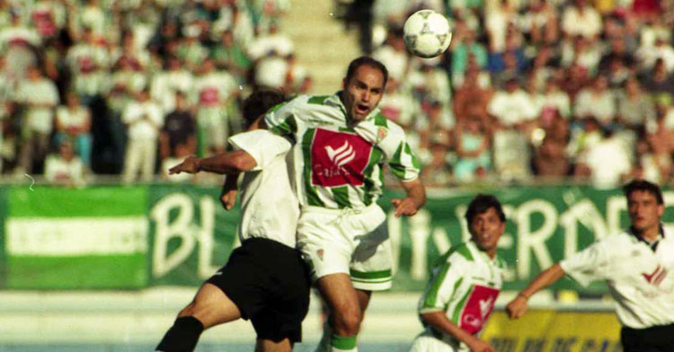 Espejo pugnando por un balón con Loreto tras él. Foto: Larrea