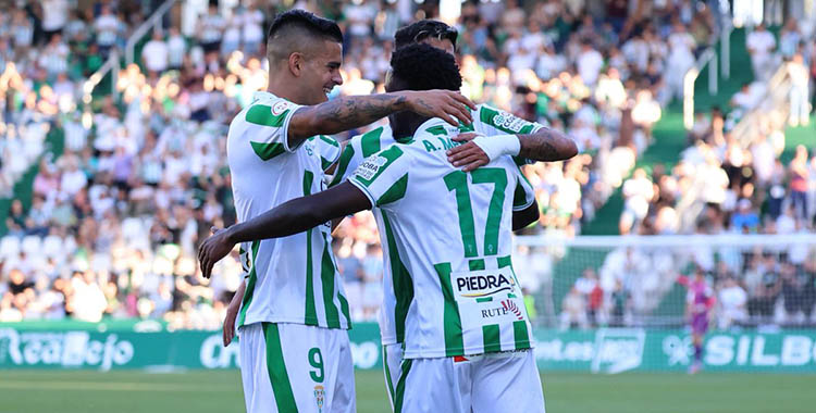 Adilson celebrando su gol con Kuki Zalazar y Calderón.