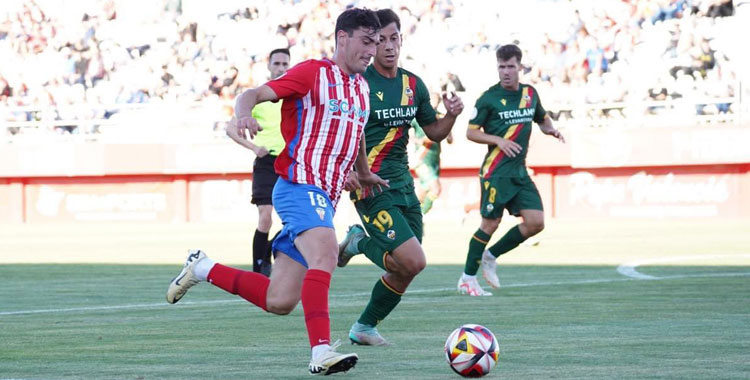 Un jugador algecirista en plena andanada ofensiva ante el Castellón. Foto: Algeciras CF