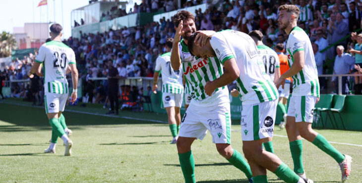 Los jugadores verdiblancos celebrando su gol al Alcoyano. Foto: Atlético Sanluqueño