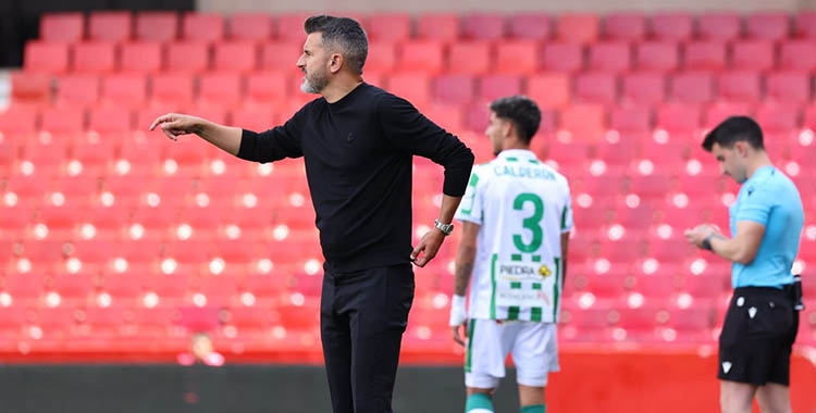 Iván Ania dando instrucciones en la banda de Los Cármenes.