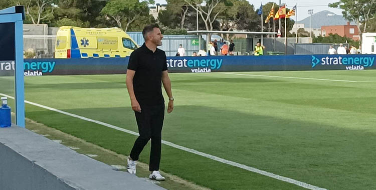 Iván Ania siguiendo el juego del Córdoba en la banda del Can Misses ante el Ibiza.