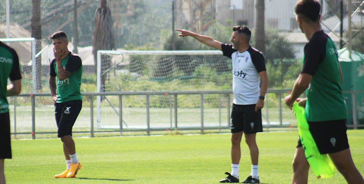 Iván Ania señalando el camino hacia la fase decisiva de la temporada.