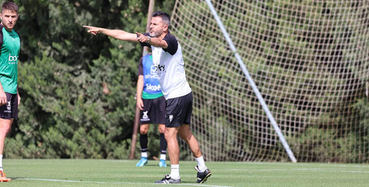 Iván Ania dando instrucciones a sus hombres en Montecastillo con Antonio Casas atento.