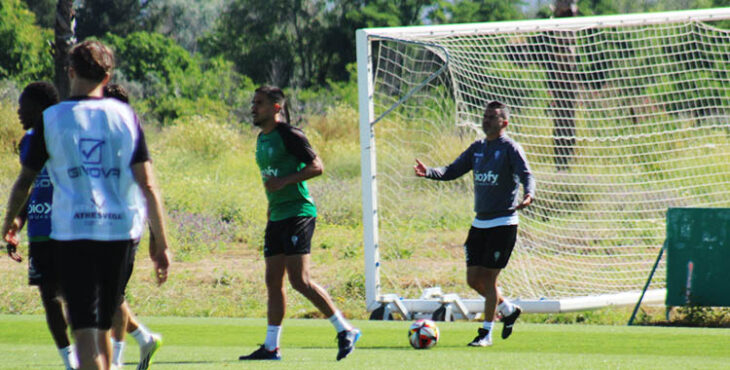 Iván Ania dando instrucciones a sus hombres antes de partir hacia León.